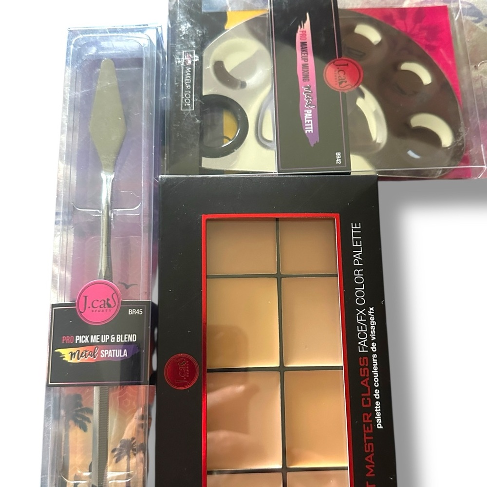 J CAT COSMETICS Bundle Master Class Concealer Compact, Metal Spatula & Palette
